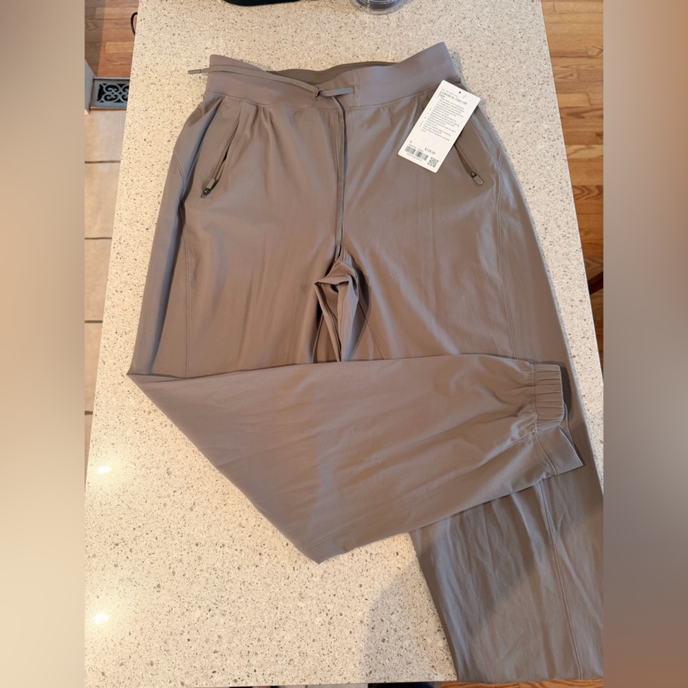 Lululemon. Women’s License to train HR pant. NWT. Color:nomad   Size 8